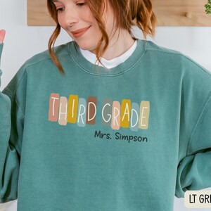 Sweat-shirt personnalisé pour enseignant de 3e année, couleurs confortables pour enseignant, chemise personnalisée pour enseignant, col rond pour enseignant de 3e année, chemises de l&#39;équipe enseignant
