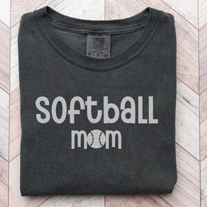 Comfort Colors SOFTBALL MOM Shirt | Perfect Mom Gift for Mother&#39;s Day Gift for Softball Mom or Proud Mom Softball T-Shirt
