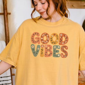 Camisa Comfort Colors GOOD VIBES / Camiseta floral bohemia / Camiseta retro con flores de los años 70 / Regalo de vibras positivas para mujeres o adolescentes