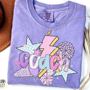 Cheer Coach Shirt, Komfortfarben T-Shirt, Zurück zu Schulgeschenk für Trainer, Cheerleader-Trainer-T-Shirt, Cheer Coach Geschenke Preppy Cheer Shirt