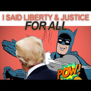 Peut inclure: Une image de style bande dessinée de Batman frappant un homme aux cheveux blonds dans le dos. L'homme porte un costume sombre. Le texte "I SAID LIBERTY & JUSTICE FOR ALL" est en haut de l'image. Le mot "POW!" est dans une bulle de dialogue.