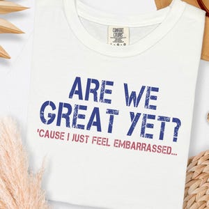 Chemise Are We Great Yet, T-shirt graphique politique, T-shirt rigolo aux couleurs confort, T-shirt satire patriotique, Chemise anti-propagande, Humour américain