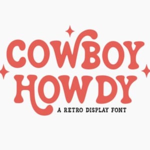 Può includere: Un font di visualizzazione retrò chiamato "Cowboy Howdy" in rosso con un design a stella. Il testo "A Retro Display Font" è sotto il testo principale.