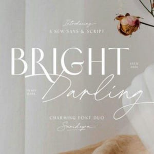 Może przedstawiać: Biała czcionka bezszeryfowa o nazwie "Bright" i biała czcionka kursywna o nazwie "Darling" są wyświetlane na jasnoszarym tle. Tekst "Introducing a new sans & script" znajduje się nad czcionkami. Tekst "Charming font duo" znajduje się pod czcionkami. Tekst "Sandeya" znajduje się pod tekstem "Charming font duo".
