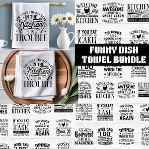 Könnte beinhalten: Ein Bündel weißer Küchentücher mit verschiedenen humorvollen Sätzen in Schwarz, darunter "The only thing I stay in the kitchen is trouble." Andere Tücher haben Sätze wie "Welcome to my kitchen" und "If you eat an entire cake."