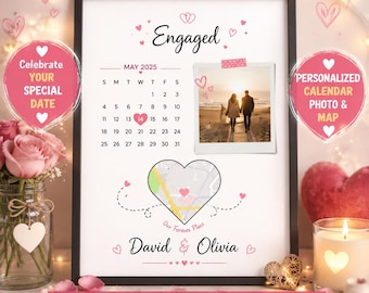 Könnte beinhalten: Ein gerahmter Kunstdruck mit der Aufschrift Engaged, einem Kalender für Mai 2025 mit dem 14. in einem Herz, einem quadratischen Foto eines Paares am Strand, einer herzförmigen Landkarte und den Namen David und Olivia in Schwarz und Pink.