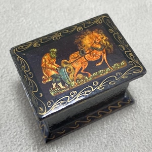 Caja de laca rusa vintage / Escena de cuento de hadas pintada a mano / Papel maché negro y rojo / Miniatura coleccionable de la URSS, décadas de 1970 y 1980