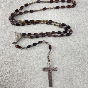 Vintage französischer katholischer Rosenkranz - braune ovale Perlen & Kruzifix markiert Frankreich, 1930er - 1950er Jahre religiöses Sammlerstück