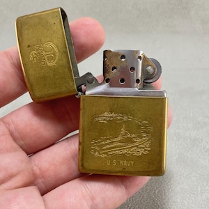 Zapalniczka mosiężna Zippo z 1990 r. • Wzór okrętu podwodnego i kotwicy marynarki wojennej USA • Kolekcjonerski przedmiot w stylu wojskowym
