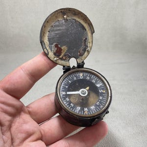 Vintage Military Compass with Metal Case – 1930s–40s Navigation Tool – Collectible Army-Style Field Gear