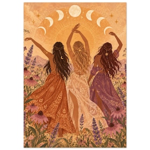 Könnte beinhalten: Eine digitale Illustration mit drei langhaarigen Figuren in einem Feld aus violetten und rosafarbenen Wildblumen. Sie tragen fließende Kleider in Orange, Weiß und Violett. Über ihnen sind eine große Sonne und Mondphasen am Himmel dargestellt.