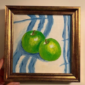 Pintura a óleo original de maçã verde com fundo de tecido listrado azul e branco, sem moldura ou com moldura dourada da Lifewingsart, presente de arte de parede