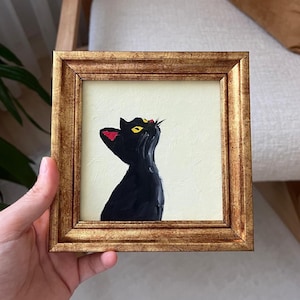 Peinture à l'huile de chat noir | Félin stylisé minimal sur fond blanc | Yeux jaunes et oreilles rouges | Option encadrée/non encadrée | par LifewingsArt