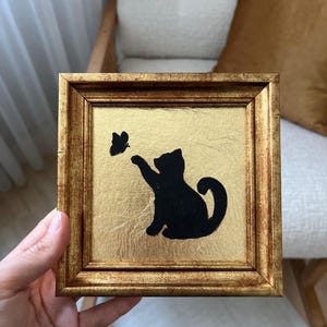 Cuadro minimalista de gato y mariposa sobre fondo dorado / Enmarcado / Arte mural moderno de mascotas / Obra simbólica animal / de Lifewingsart