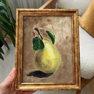 Pintura al óleo original de pera con fondo marrón claro, sin marco o con marco dorado de Lifewingsart, regalo de arte mural.