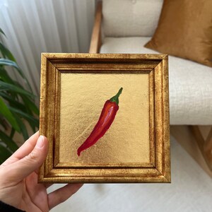 Pintura minimalista de chile rojo sobre fondo dorado / Tamaño pequeño / Arte mural de cocina enmarcado / Decoración de comida picante / de LifeWingsArt