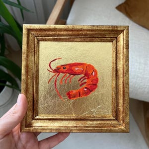 Cuadro de camarones con caparazón rojo sobre fondo dorado / Arte mural de mariscos enmarcado / Decoración minimalista, cuadro pequeño / por LifeWingsArt