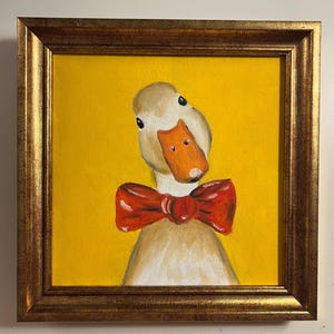 Pintura a óleo de pato | Pato branco com fita vermelha sobre fundo amarelo | Arte animal minimalista e divertida | Com moldura dourada / Sem moldura | por LifeWingsArt