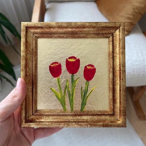 Cuadro minimalista de tulipanes rojos sobre fondo dorado / Arte floral / Arte mural floral enmarcado / Decoración botánica brillante / de LifeWingsArt