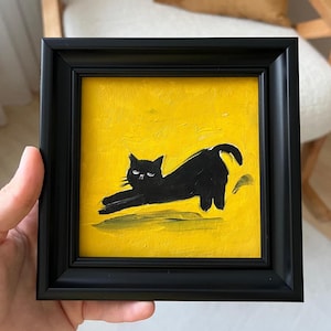 Peinture à l'huile de chat qui s'étire sur fond jaune, petite taille sans cadre/cadre noir doré par Lifewingsart, cadeau d'art mural