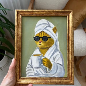 Peinture à l'huile de chat cool | Art mural chat amateur de café dans un peignoir | Décoration animalière | Fond vert | Avec ou sans cadre | par LifewingsArt