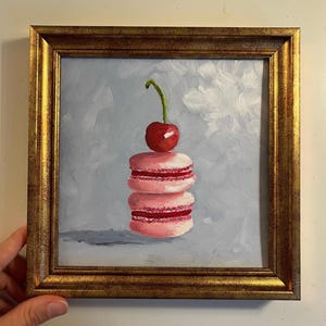 Pintura al óleo original de macarrón con fondo gris claro y cereza en la parte superior. Imagen sin marco o con marco dorado de Lifewingsart. Regalo de arte de pared.