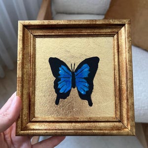 Pintura minimalista de borboleta azul sobre fundo de folha de ouro | Emoldurada | Arte de parede moderna com natureza | Decoração de borboleta | por LifeWingsArt