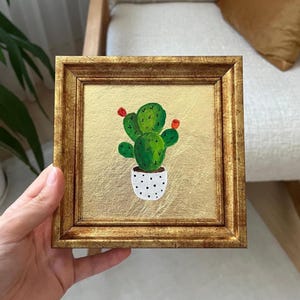 Pintura de cactus verde / Cactus oreja de conejo con frutos rojos sobre pan de oro / Arte mural vegetal pequeño enmarcado / Decoración botánica / de LifeWingsArt
