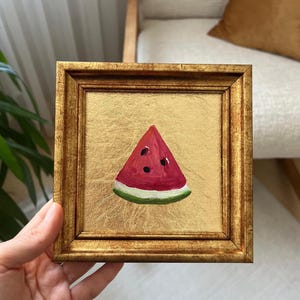 Cuadro minimalista de rebanada de sandía sobre fondo dorado / Enmarcado / Arte mural moderno de frutas / Decoración de cocina de verano / por LifeWingsArt