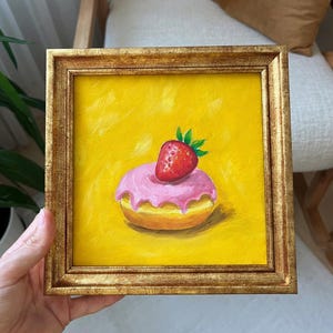 Dipinto a olio di ciambella alla fragola / Arte minimalista dolce con una bacca intera sopra / Con cornice dorata o senza cornice / Decorazione da parete per bar / di LifeWingsArt