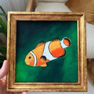 Pintura a óleo de peixe-palhaço sobre fundo verde-escuro do oceano | Peixe laranja | Arte de parede colorida com vida marinha | Sem moldura ou emoldurada | por Lifewingsart