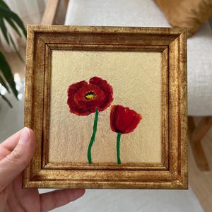 Pintura minimalista de amapolas rojas sobre fondo dorado / Flor roja pequeña / Arte floral enmarcado para pared / Obra botánica de LifeWingsArt