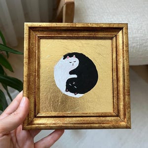 Pintura minimalista de gato Yin Yang sobre fondo dorado / Arte mural moderno / Silueta simbólica de gato / Enmarcada / Amantes de los gatos / LifeWingsArt