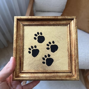 Peinture minimaliste de pattes de chat noir sur fond de feuille d'or | Petite taille | Décoration murale encadrée pour animaux de compagnie | Décor animal symbolique | par LifeWingsArt