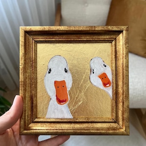 Cuadro minimalista de pato en primer plano sobre fondo dorado / Arte mural divertido de animales / Marco dorado / Decoración moderna de granja / de LifeWingsArt