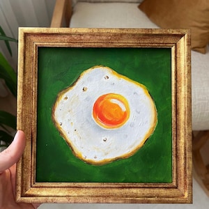 Pintura a óleo de ovo frito em verde | Arte de parede de cozinha semi-realista | Decoração de café da manhã estilizada | Imagem emoldurada ou sem moldura | por LifeWingsArt