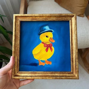 Pintura al óleo de pollito amarillo con sombrero azul y lazo rojo / Arte mural de animales adorables / Decoración de pájaro amarillo / Con o sin marco / de LifewingsArt