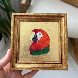 Cuadro de loro con plumas rojas y cuello verde / Fondo de pan de oro / Arte mural de pájaro colorido / Enmarcado en tamaño pequeño / por LifeWingsArt