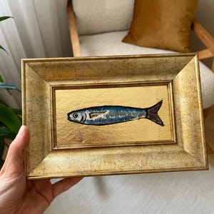 Cuadro original de sardina con fondo de pan de oro, tamaño pequeño, sin marco o con marco dorado, de Lifewingsart, regalo de arte mural.