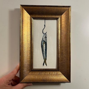 Pintura al óleo original de sardina enganchada con fondo blanco, tamaño pequeño, sin marco o con marco dorado, de Lifewingsart, regalo de arte mural.