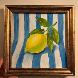 Pintura al óleo original de limón con fondo de tela de rayas azules y blancas, sin marco o con marco dorado de Lifewingsart, regalo de arte mural.