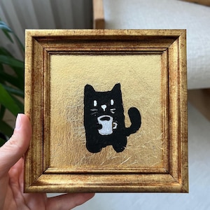 Peinture minimaliste de chat avec une tasse de café sur le fond de feuille d'or | Encadré | Décoration murale moderne pour animaux de compagnie | Décor animal symbolique | par Lifewingsart