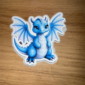 Sticker dragon bleu mignon - Sticker vinyle bébé dragon fantaisie - Sticker imperméable facile à décoller pour ordinateurs portables, journaux, bouteilles d'eau et plus