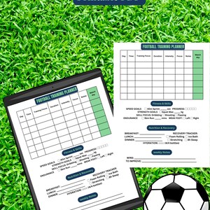 Puede incluir: Un planificador de entrenamiento de fútbol imprimible con un esquema de color verde y blanco. El planificador incluye secciones para realizar un seguimiento del enfoque del entrenamiento, la duración, la intensidad, el enfoque, las notas y el día del partido. También incluye secciones para la forma física y las habilidades, la nutrición y la recuperación, y notas semanales.