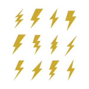 Peut inclure: Douze éclairs dorés sont disposés sur fond blanc. Les éclairs présentent des designs variés, certains avec plusieurs zigzags, d'autres avec une seule pointe. L'image évoque l'électricité ou l'énergie, adaptée à diverses applications.