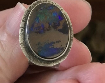 Anillo llamativo Australian Boulder Opal Plata esterlina Banda ancha OOAK Tamaño del anillo 7.5