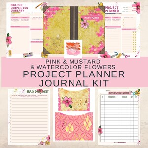 Op de afbeelding: Een projectplanner-journalset met roze en mosterdkleurige aquarelbloemen. De set bevat een projectvoltooiingssamenvatting, projectplannerpagina's, een brainstormvel en een lijst met benodigde benodigdheden/gereedschappen. De tekst "Project Planner Journal Kit" wordt weergegeven.