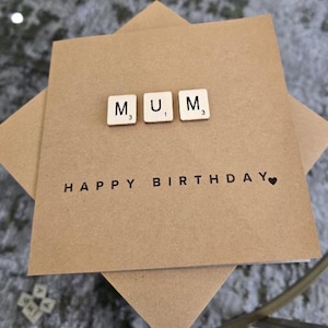 Tarjeta de cumpleaños personalizada con nombre y letra en mosaico, tarjeta Kraft, tarjeta de cumpleaños de Scrabble, tarjeta de mosaico con letra, tarjeta de cumpleaños con mosaico con letra, tarjeta de Wordle