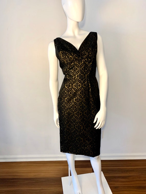Wiggle dress extraordinaire! 1950s deep v, back zi
