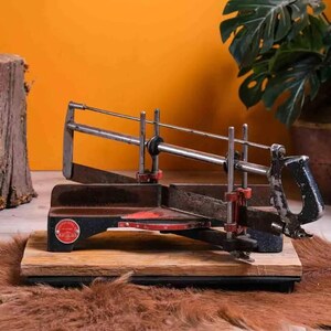 Vintage ijzeren snijgereedschap – Robuuste charme en historisch vakmanschap